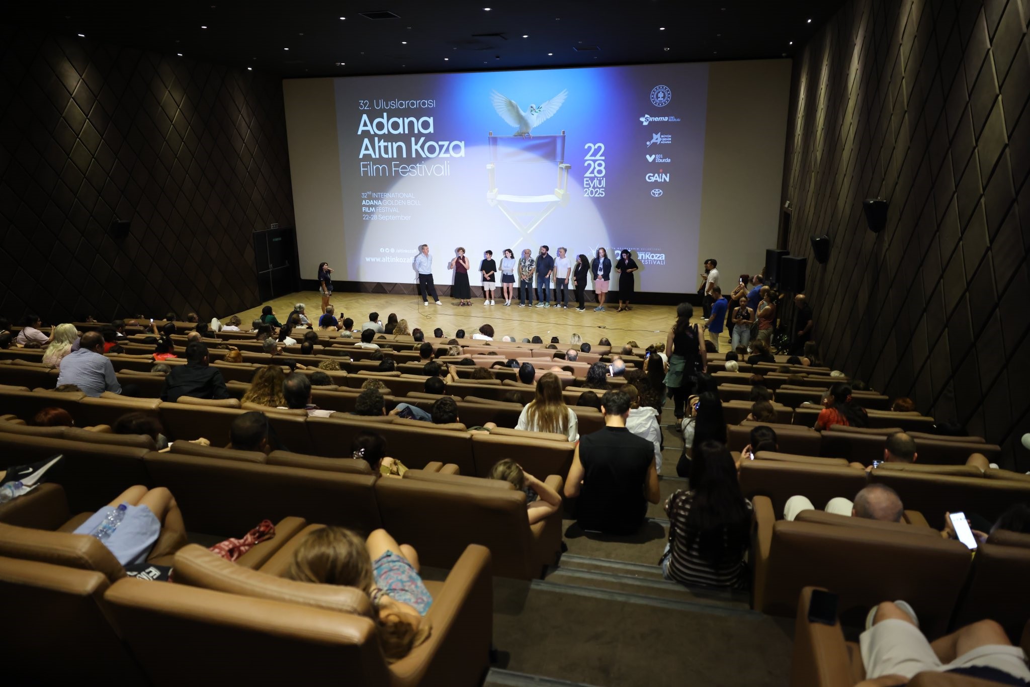 Altın Koza’da ödülleri toplayan Pelin Esmer:  Koltuğu boş olan Zeydan Karalar’a armağan ediyorum. Biz buradayız ama...