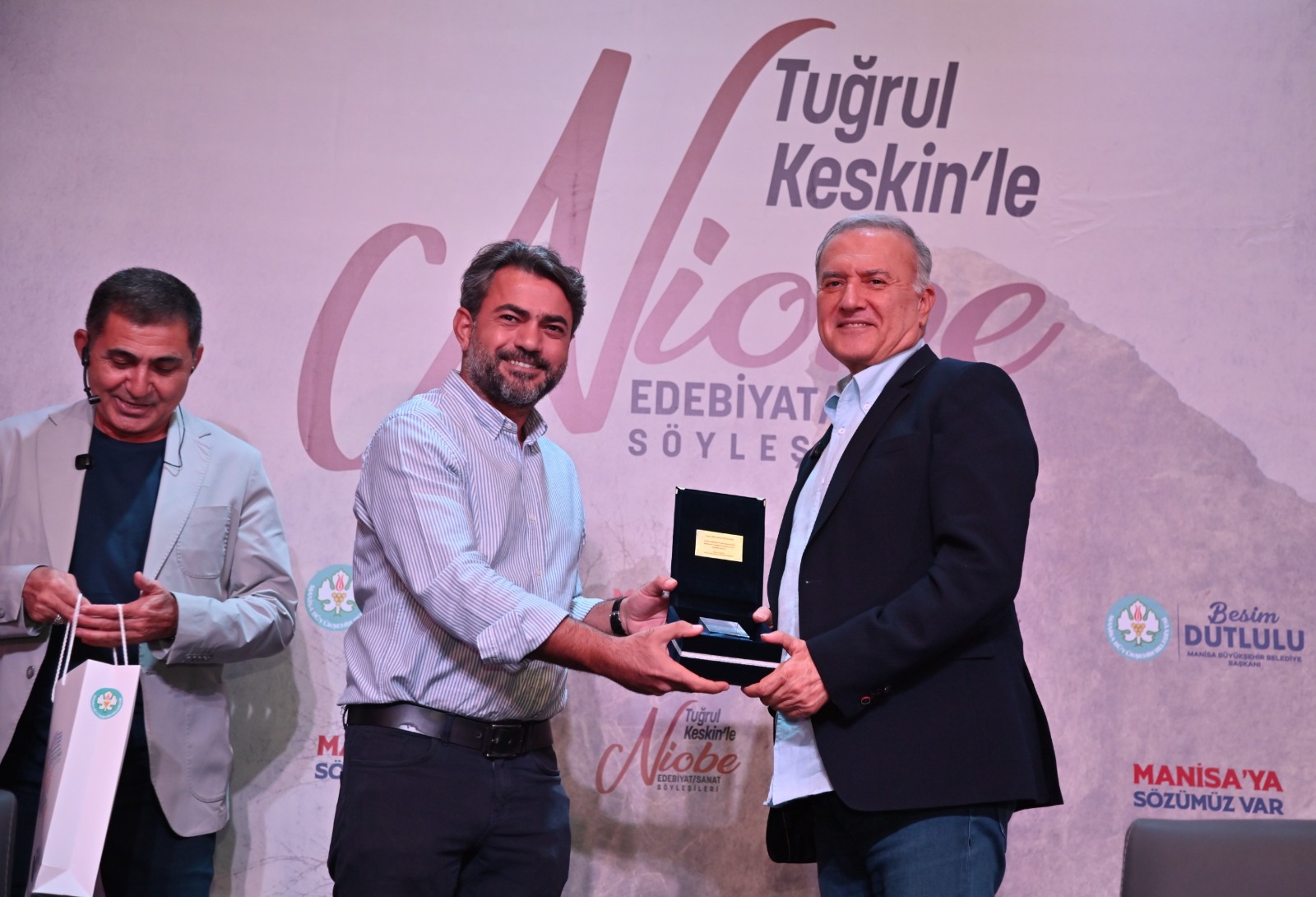 Murathan Mungan Manisa’da sanatseverlerle buluştu: “Yeni söz üretmek bizde ciddi takıntı yaratıyor”