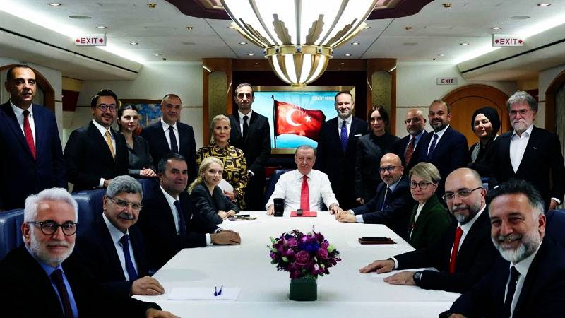 Cem Küçük, "yanlış bir uygulama" diyerek doğruladı: "Zaten ters ne sorabilir ki uçaktaki gazeteciler!"