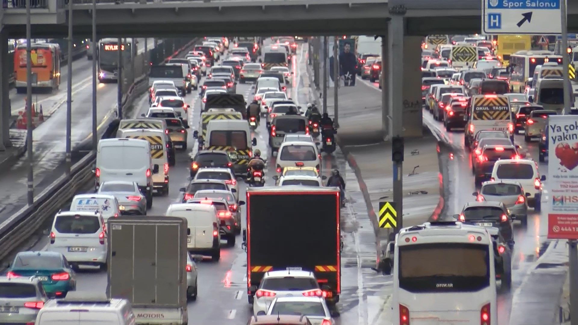 Sağanak nedeniyle  İstanbul’da yine trafik kilitlendi