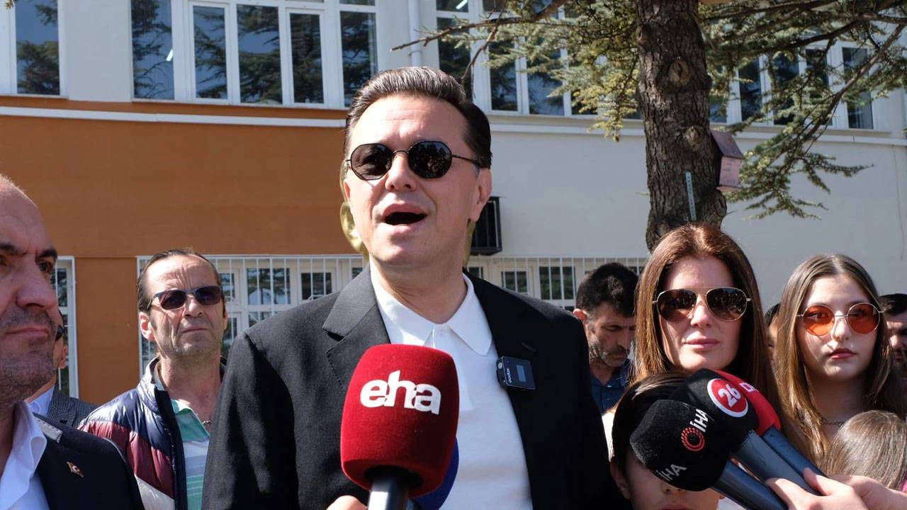 AKP'nin Eskişehir adayı Hatipoğlu gazetecileri azarladı: Rahatsız olduysan çekme sen hadi