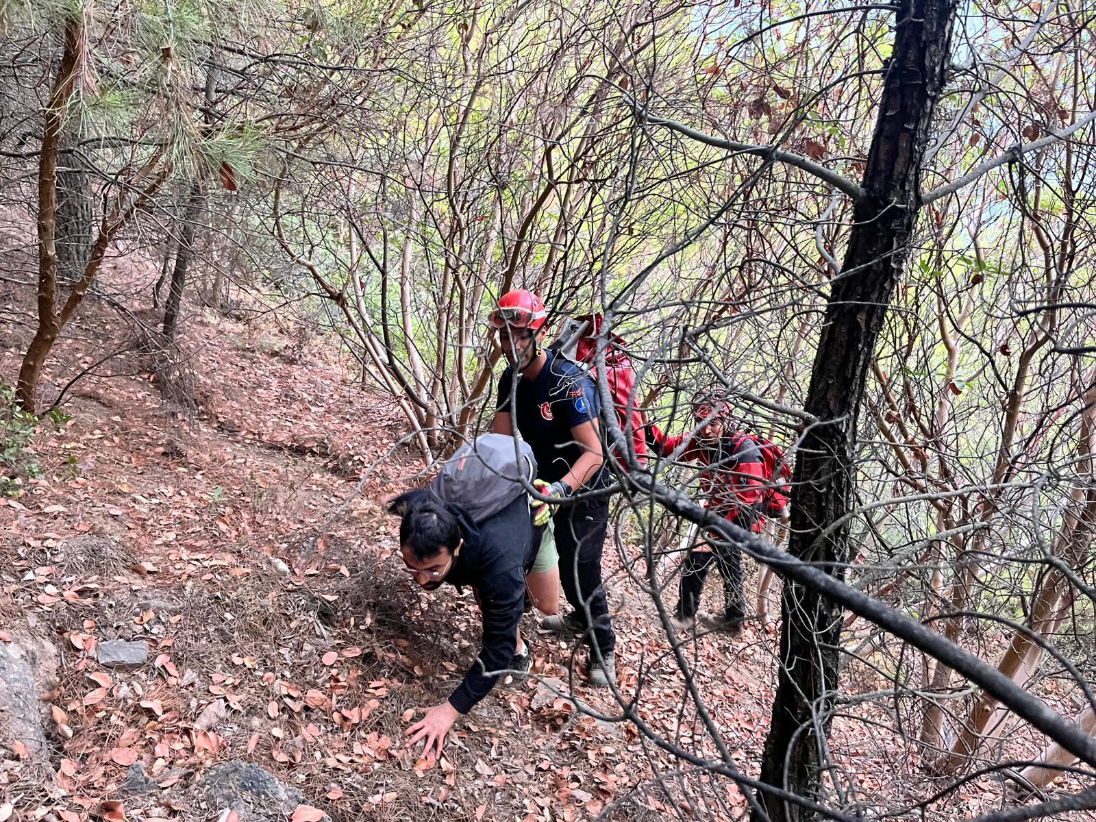 Balçova’da kayalıklarda mahsur kalan gençleri itfaiye kurtardı