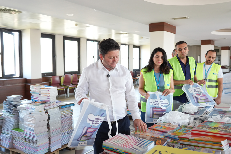 Kadıköy Belediyesi'nden ilkokul öğrencilerine kırtasiye desteği