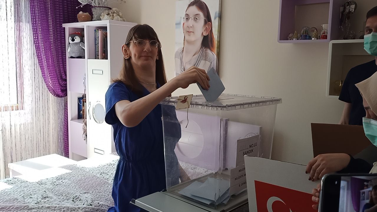 Dünyanın en uzun kadını Rumeysa yerel seçim oyunu Karabük'teki evinde kullandı