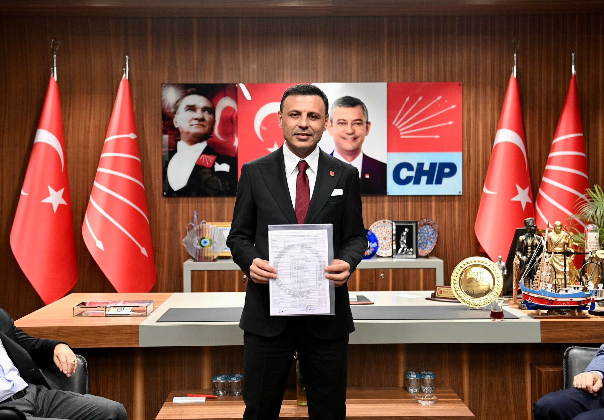 CHP İstanbul İl Başkanı Özgür Çelik, mazbatasını aldı