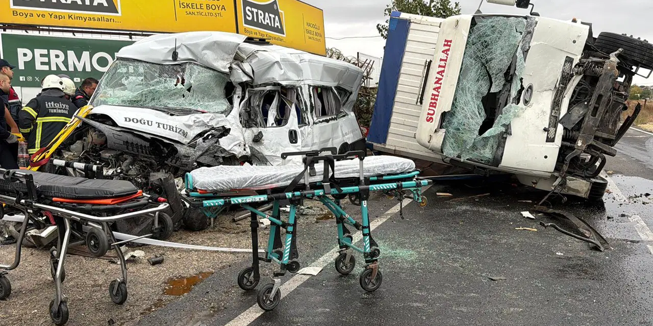 Tekirdağ'da feci kaza... Kamyonetle işçi servisi çarpıştı: 3 ölü, 9 yaralı