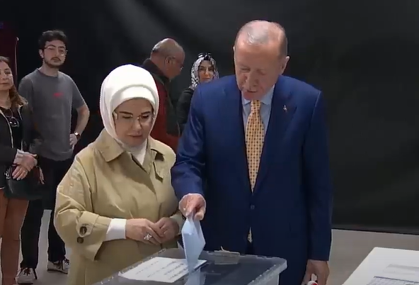 Cumhurbaşkanı Erdoğan ve eşi oylarını kullandı: Bu seçimler yeni bir dönemin başlangıcı