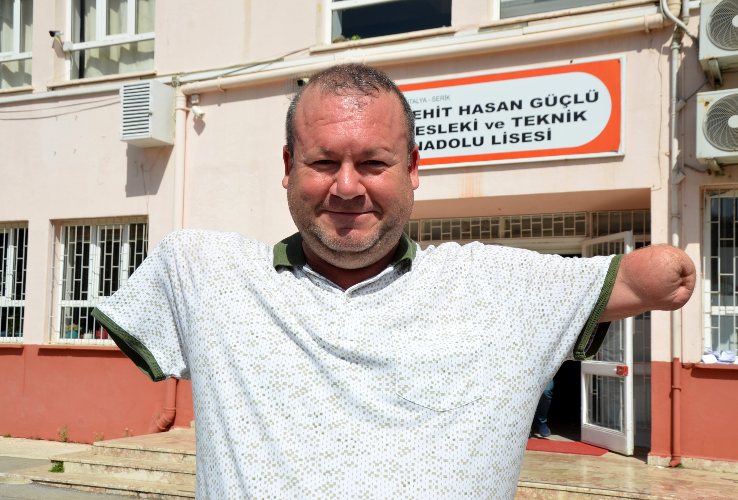 Engelli seçmen oyunu ağzıyla sandığa attı