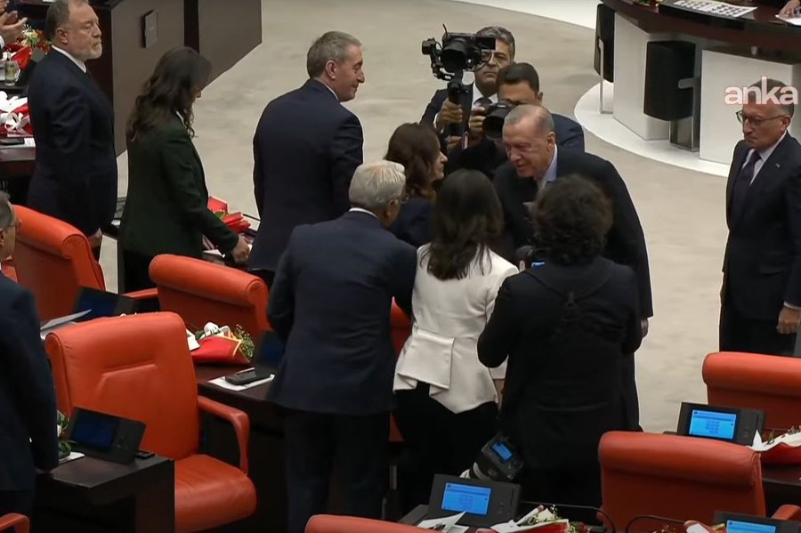 Erdoğan Meclis'teki konuşmasından sonra DEM Parti ile tokalaştı