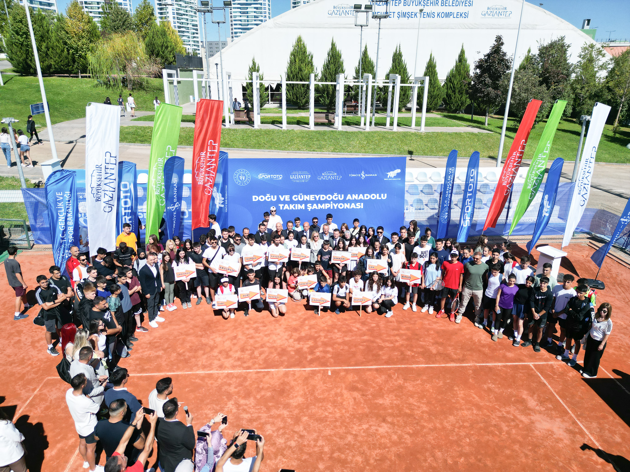 Teniste “Doğu ve Güneydoğu Anadolu Takım Şampiyonası” heyecanı Gaziantep'te başladı!