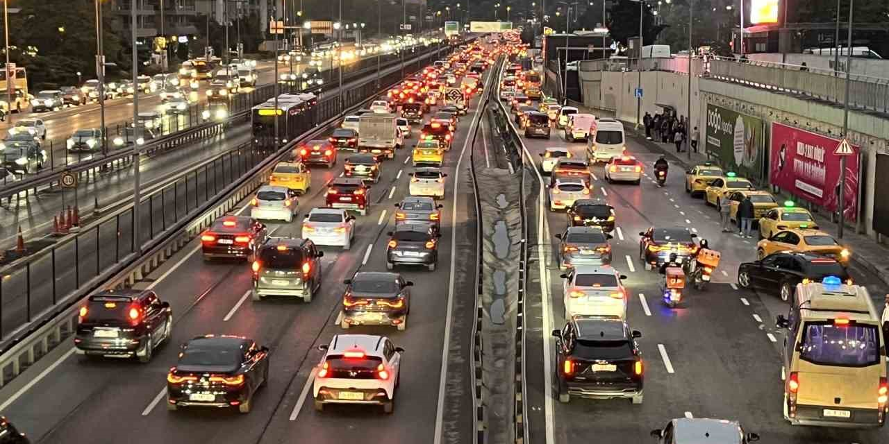 İstanbul'da trafik durma noktasında: Yoğunluk yüzde 83'e ulaştı