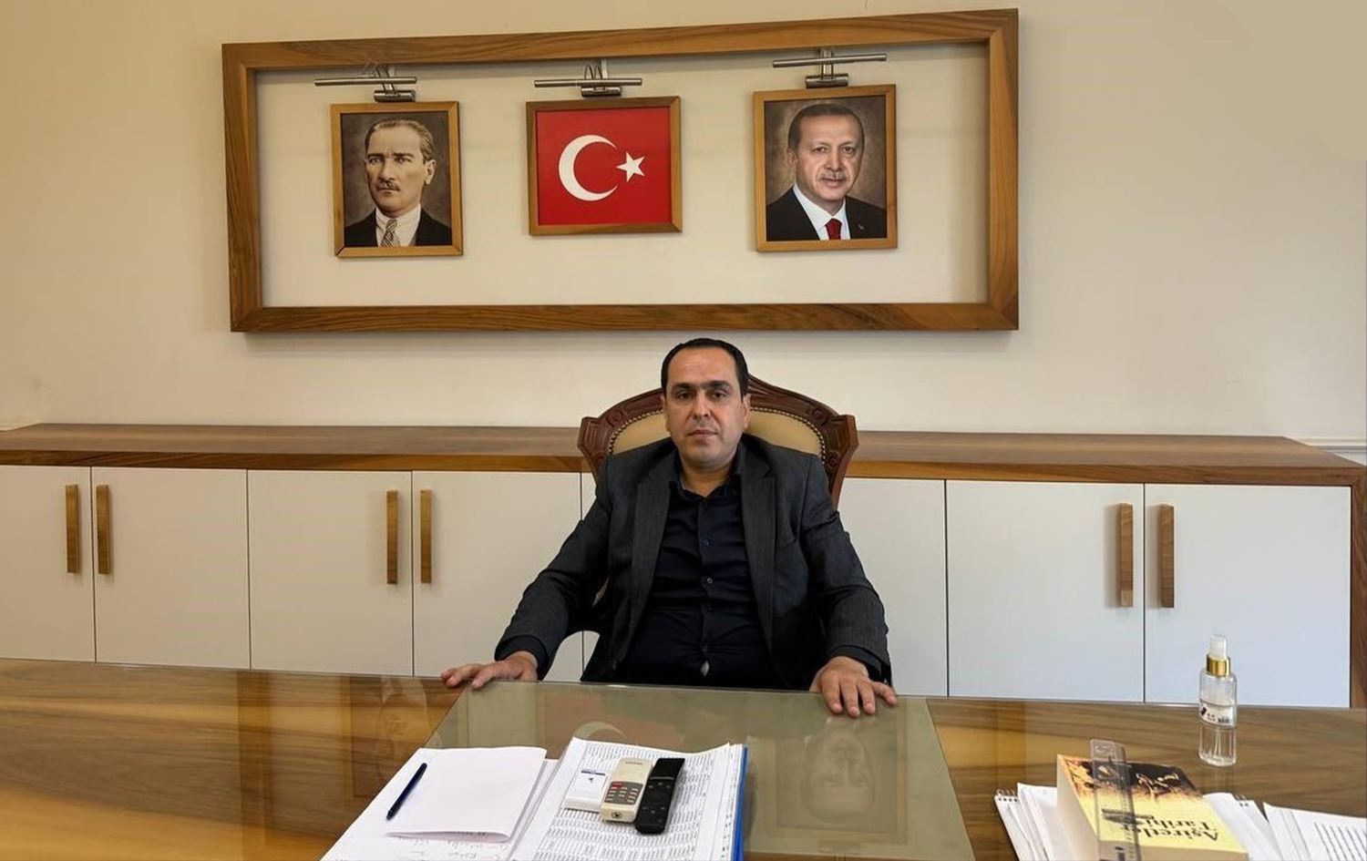 Erdoğan bir yıl önce rozet takmıştı: AKP'li başkan silahlı baskın yaptı iddiası