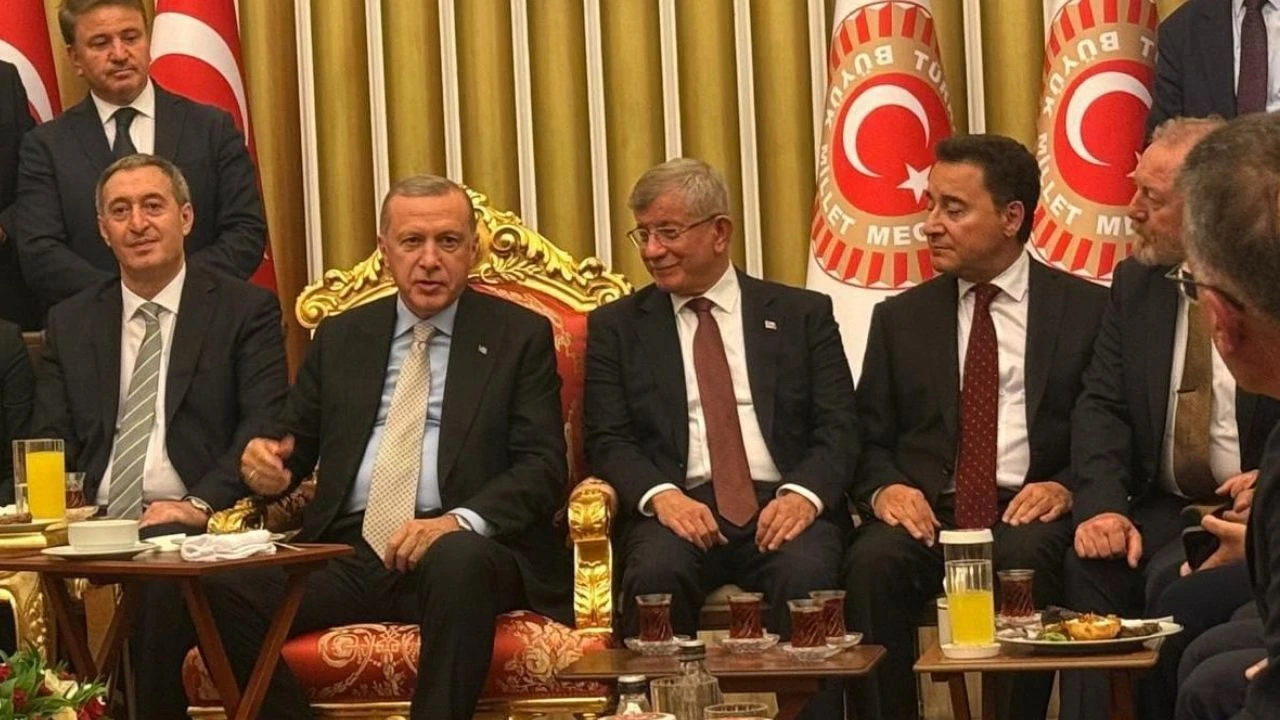 Şamil Tayyar TBMM'deki fotoğrafı yorumladı: Yeni birliktelikler yolda...