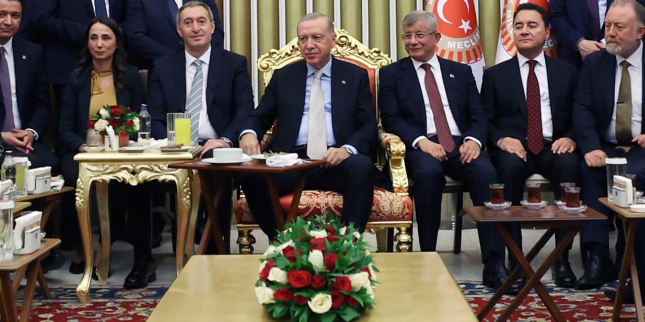 Resepsiyonda neler yaşandı? 'Erdoğan Davutoğlu'nu çağırınca sevinçle içeri girdi!'