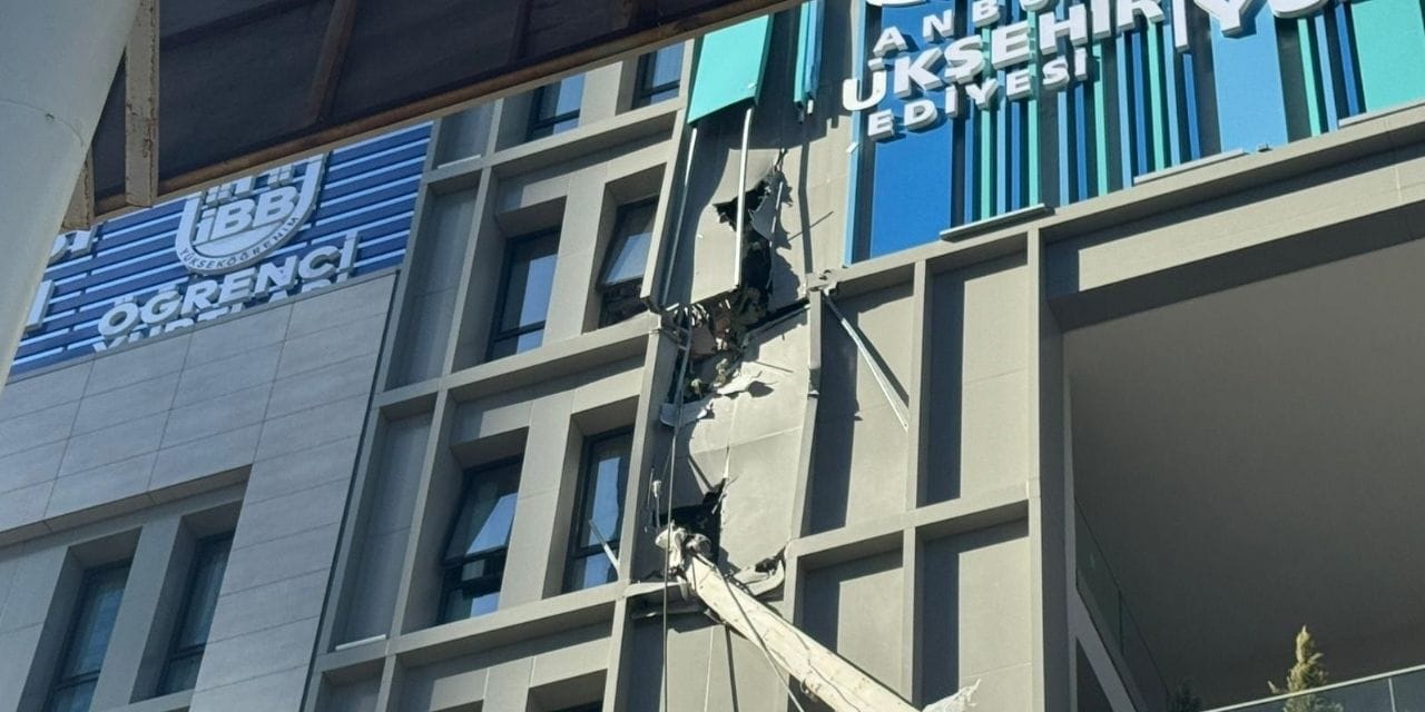 Şişli'de vinç öğrenci yurduna devrildi