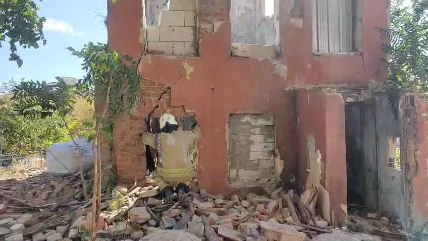 Fatih'te metruk bina çöktü: Ekipler arama çalışması başlattı