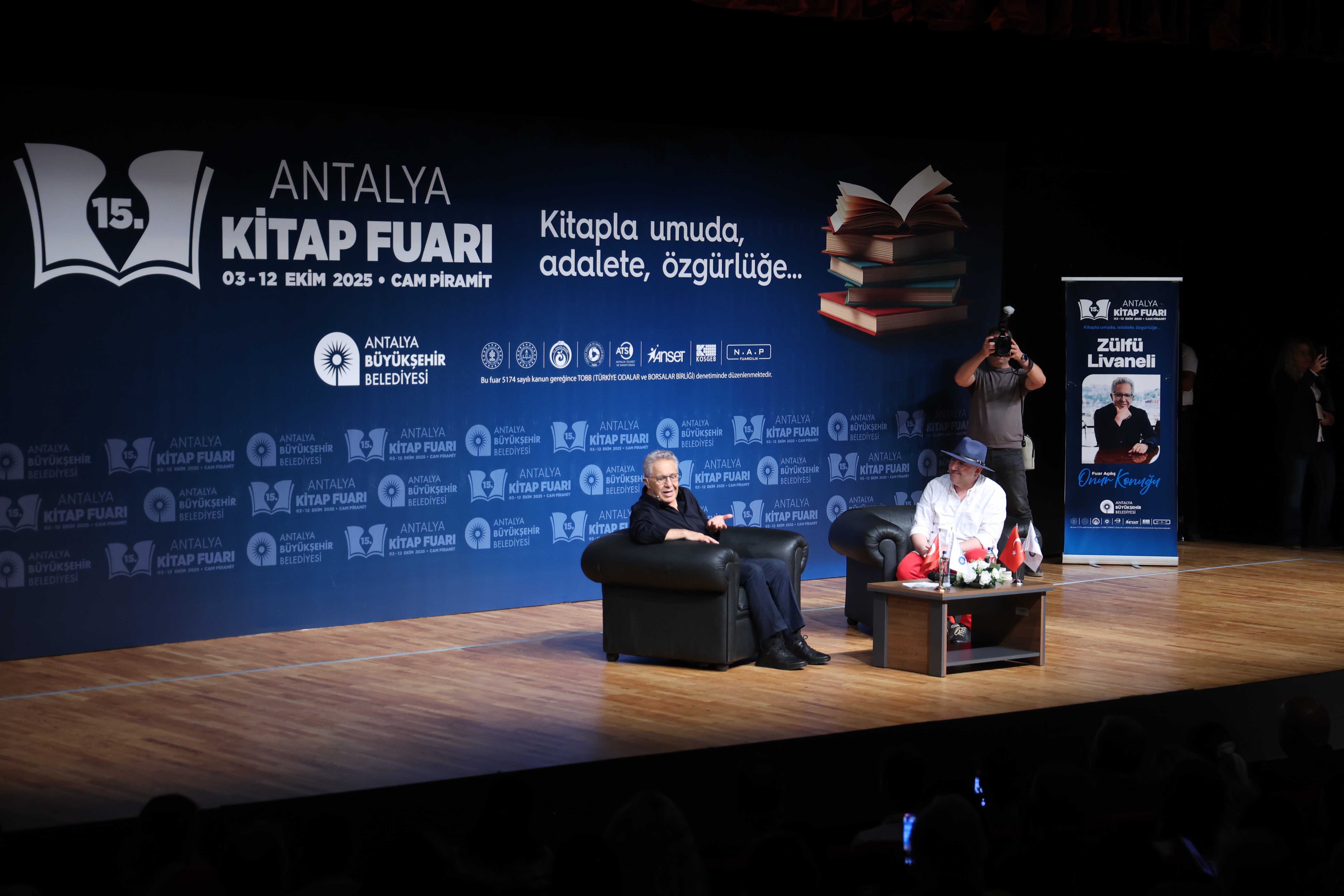 Zülfü Livaneli, Antalya Kitap Fuarı’nda okurlarıyla buluştu