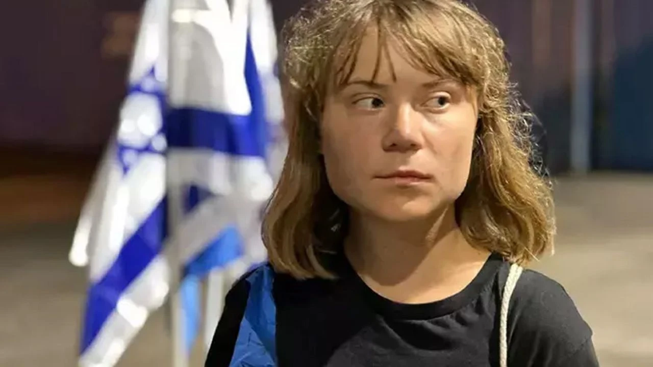 İsrail'in kaçırdığı Greta Thunberg'e kötü muamele: Zorla İsrail bayrağı tutturuldu, böcekli hücrede tutuldu