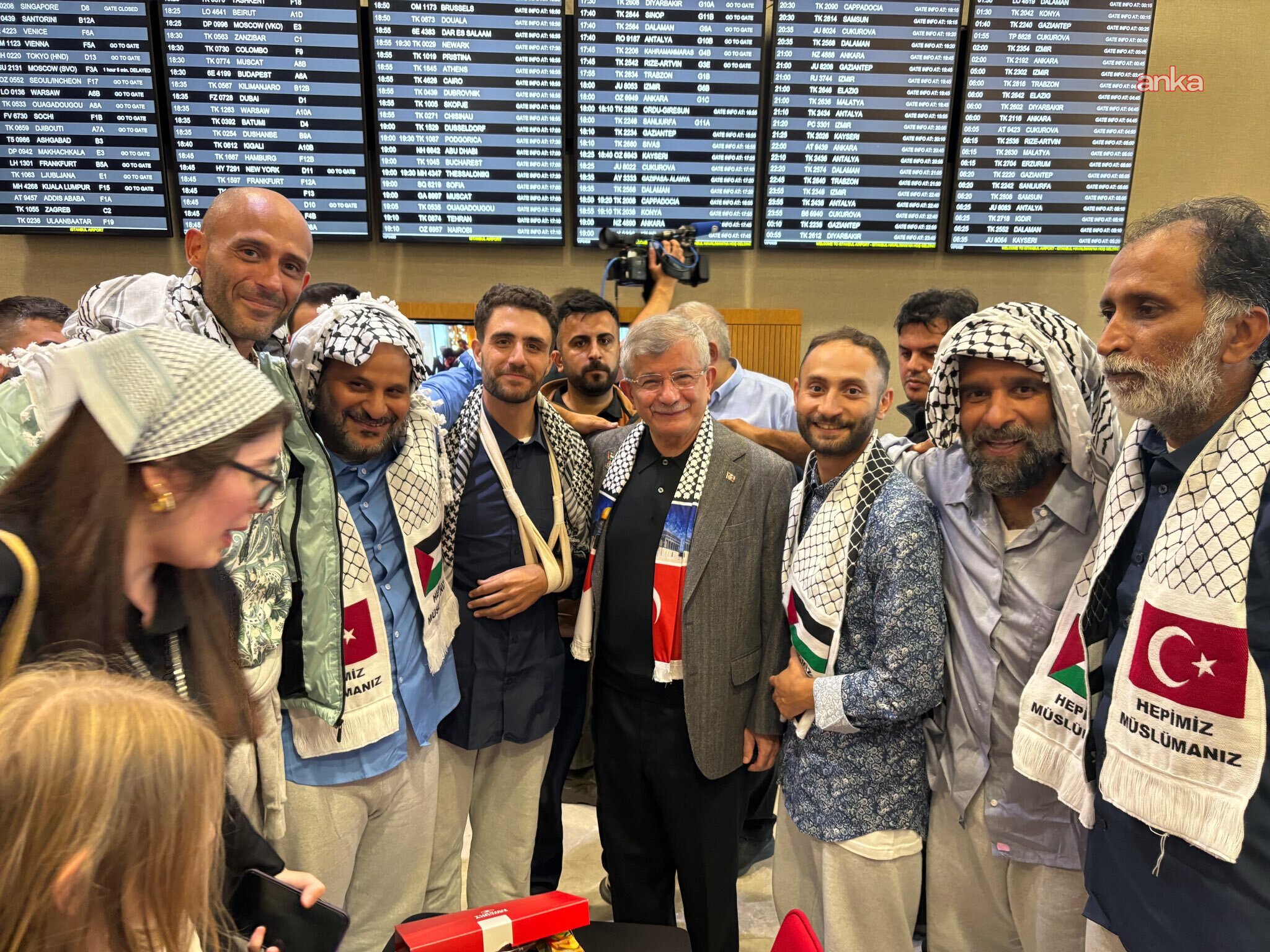 Ahmet Davutoğlu, Küresel Sumud Filosu aktivistlerini İstanbul Havalimanı'nda karşıladı