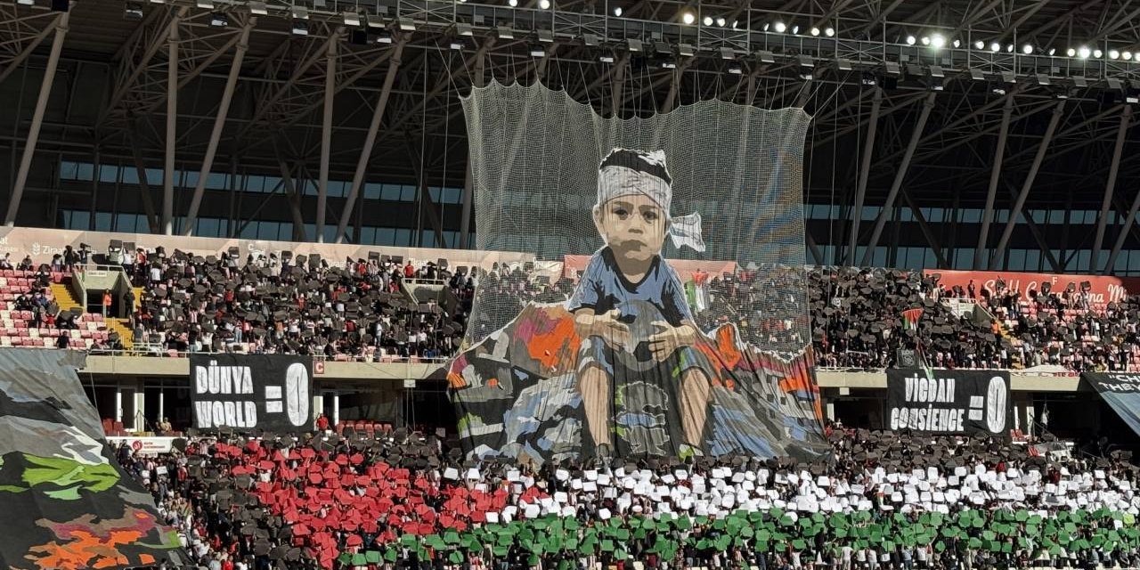 Sivasspor'dan Gazze için anlamlı koreografi: "Dünya:0-Vicdan:0"