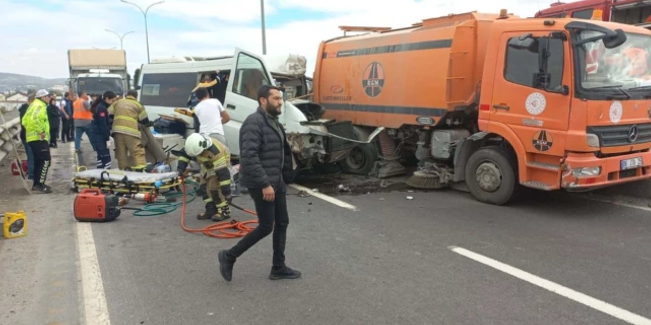 Kütahya'da can pazarı... Motokaravan, karayolları aracına çarptı: Ölü ve yaralılar var