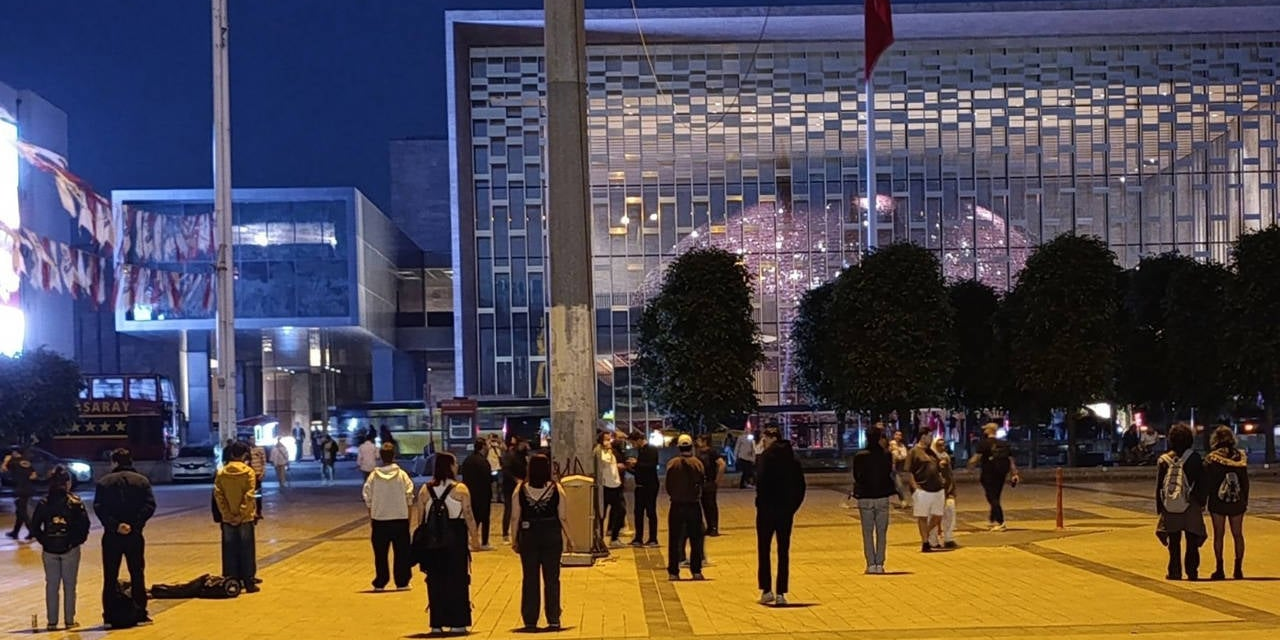 "Duran Adam" eyleminde gözaltına alınmışlardı: 19 genç, 8 Ekim'de hakim karşısına çıkacak