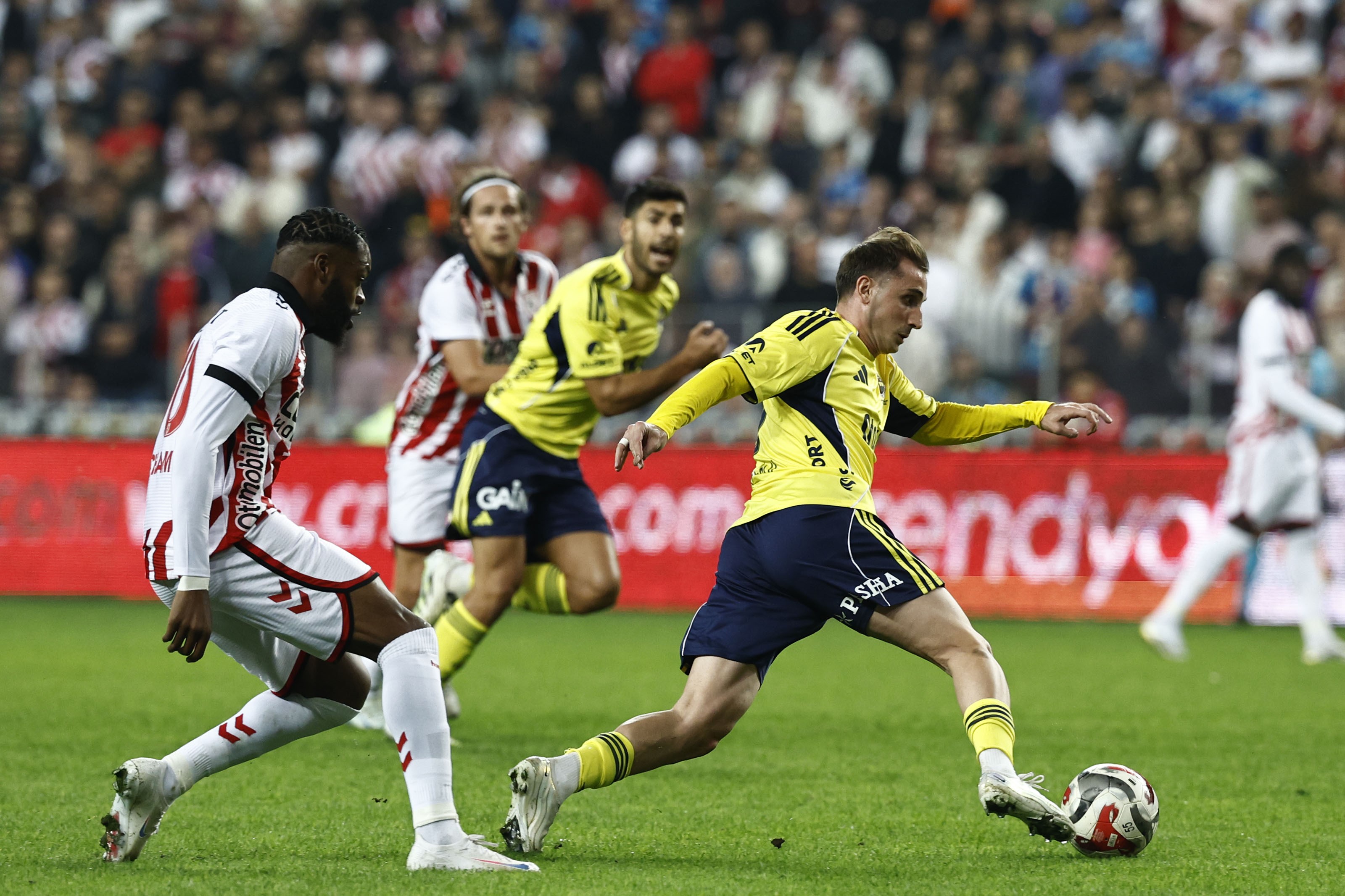 Fenerbahçe, Samsun'da 1 puanı zor kurtardı! Galatasaray’ın puan kaybettiği hafta fırsat tepildi