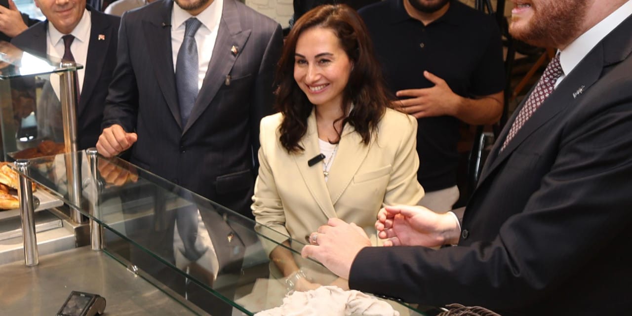 AKP'ye geçen Özlem Vural Gürzel ‘Haramzade’ sloganıyla karşılandı