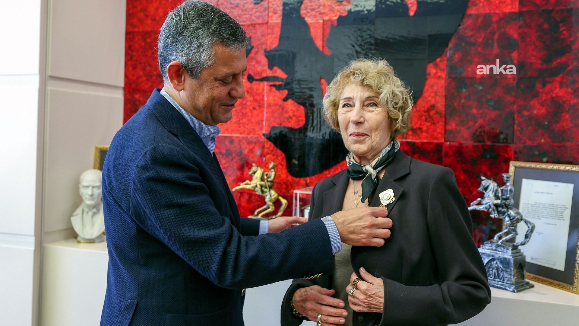 Özgür Özel, Ayşe Kulin'e CHP rozeti taktı