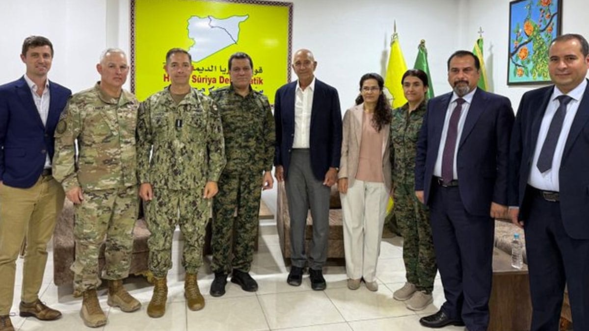 ABD Büyükelçisi Barrack YPG'yi ziyaret etti