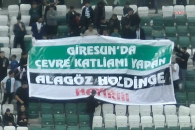 Giresunspor taraftarlarından tribünde çevre protestosu: "Çevre katliamı yapan Alagöz Holding'e hayır"