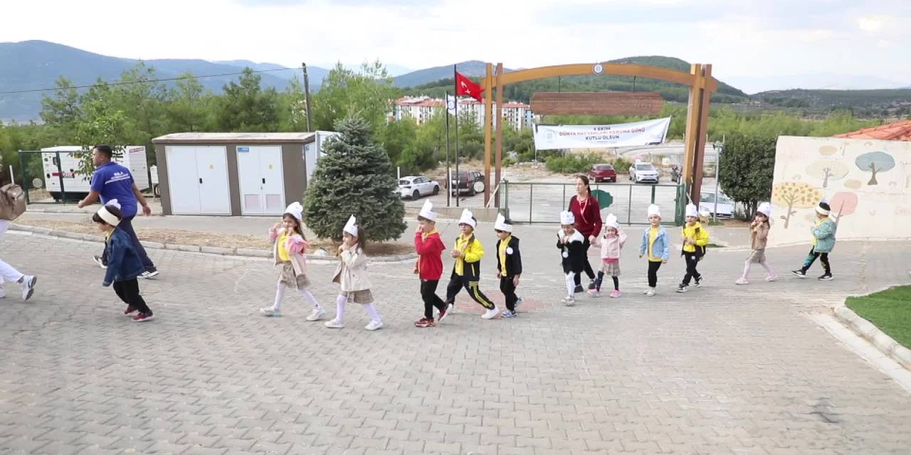 Çocuklar patili dostlarıyla buluştu