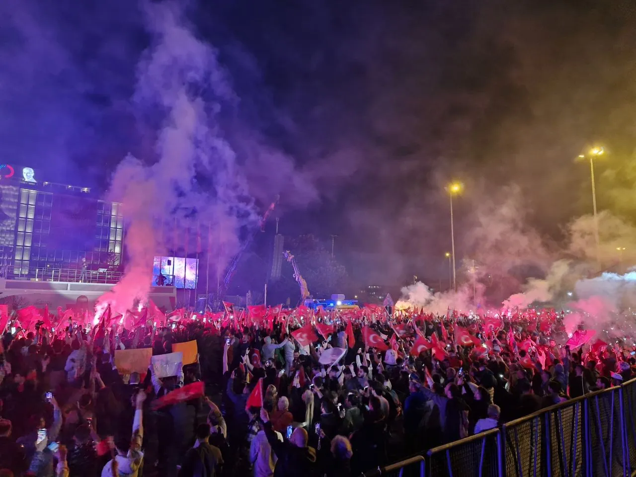 Yurttaşlar, kutlama için İBB Saraçhanesi önünde toplandı