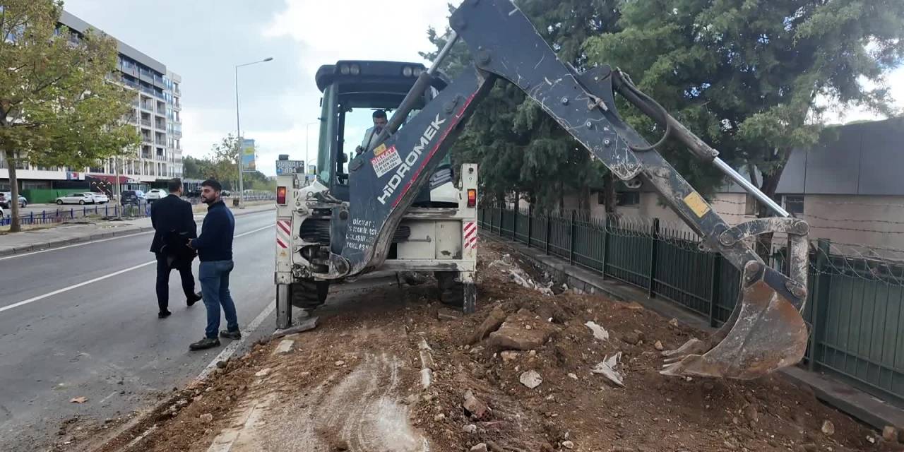 Eşki, Bornova'daki okul güvenliğini artırmak için incelemelerde bulundu