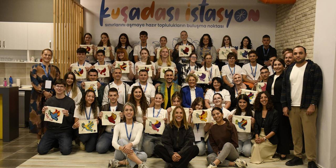 Kuşadası'nda keçe atölyesiyle gençler bir araya geldi