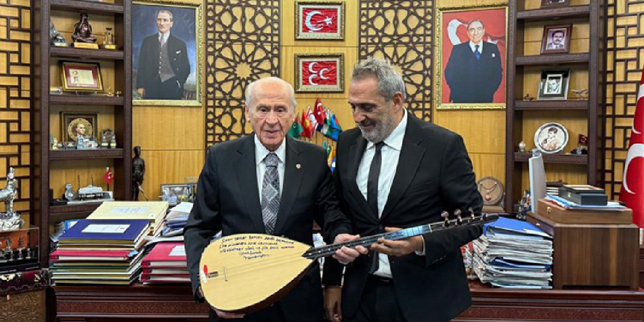 Yavuz Bingöl, Devlet Bahçeli’yi ziyaret etti; bağlamasını hediye etti