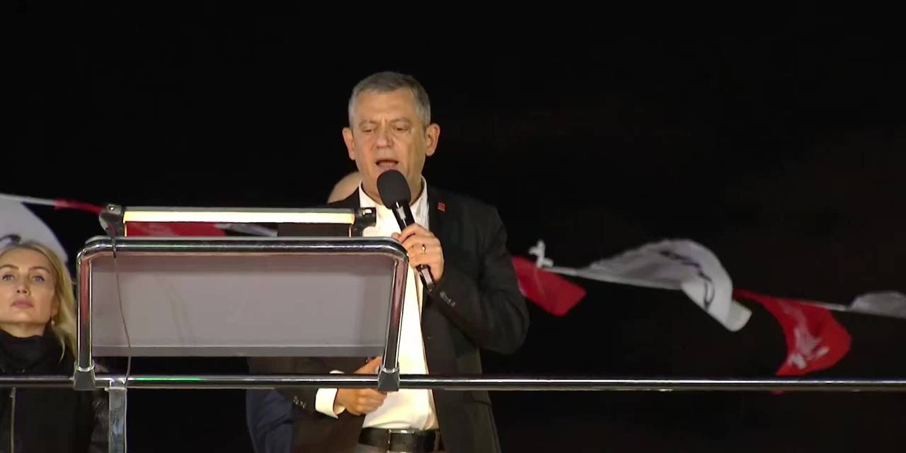 CHP'den Trump'a tepki: 'Sarılmakla iktidarda kalamazsın'