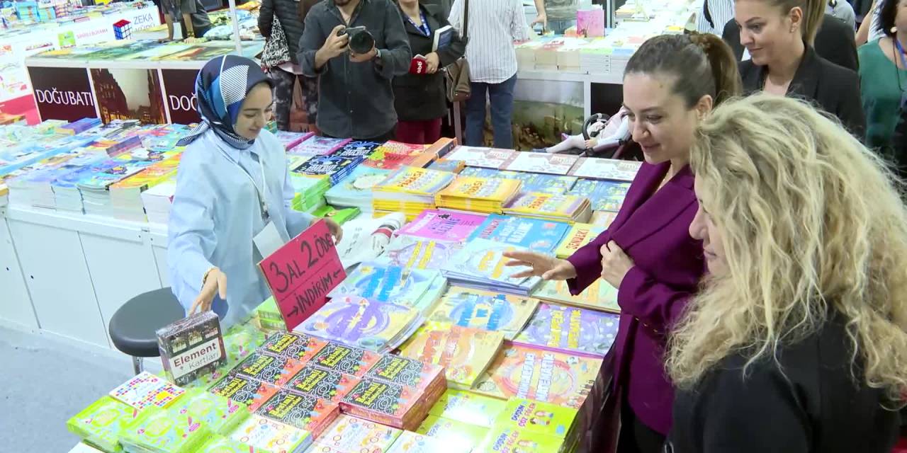 Ahmet Ümit, Antalya Kitap Fuarı'nda okurlarıyla bir araya geldi