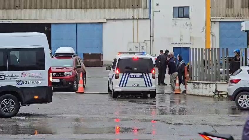 Tuzla Tersaneler Bölgesi'nde gemi devrildi