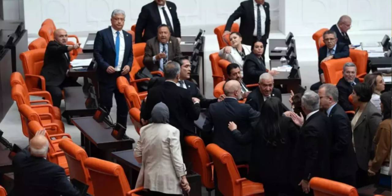 DEM ve İYİ Partili vekiller birbirinin üzerine yürüdü: Meclis’te Öcalan kavgası