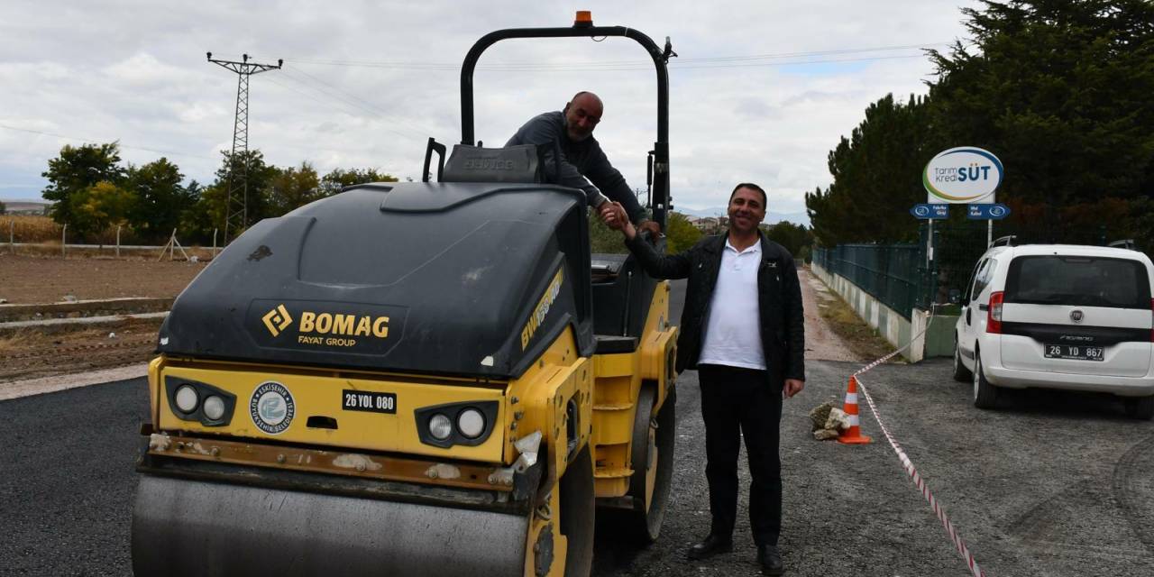 Beylikova'da Tarım Kredi Süt Fabrikası'na giden yol yenilendi