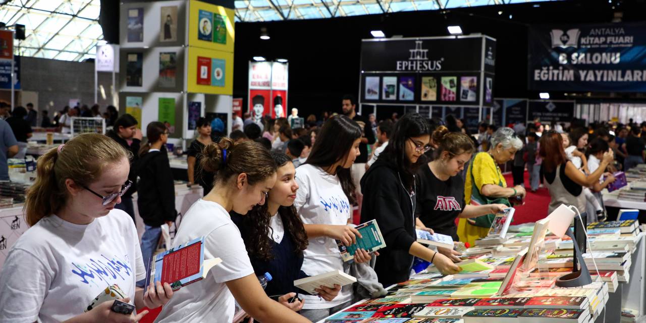 Antalya Kitap Fuarı, ilgiyle ziyaret edilmeye devam ediliyor