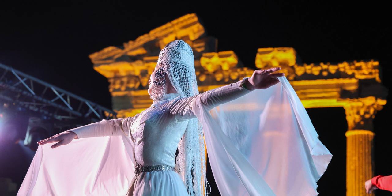 Manavgat'ta coşku dolu Halk Dansları Festivali başladı