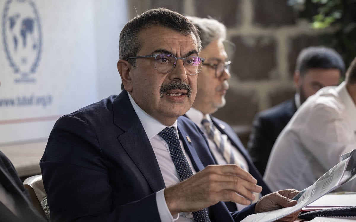 Yusuf Tekin'in ezbere devam ediyor, kız okulları için de aynı cevap: Toplumsal ihtiyaç