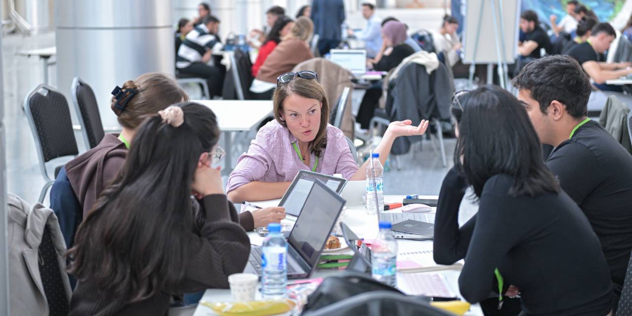 İzmir'de gençler karbonsuz ulaşım için yarıştı