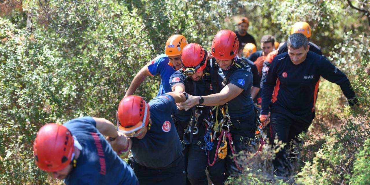 İzmir itfaiyesi dağlık alanda kurtarma operasyonu gerçekleştirdi