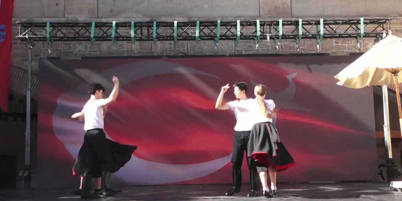 Kuşadası'nda dostluk rüzgarı estiren gençler