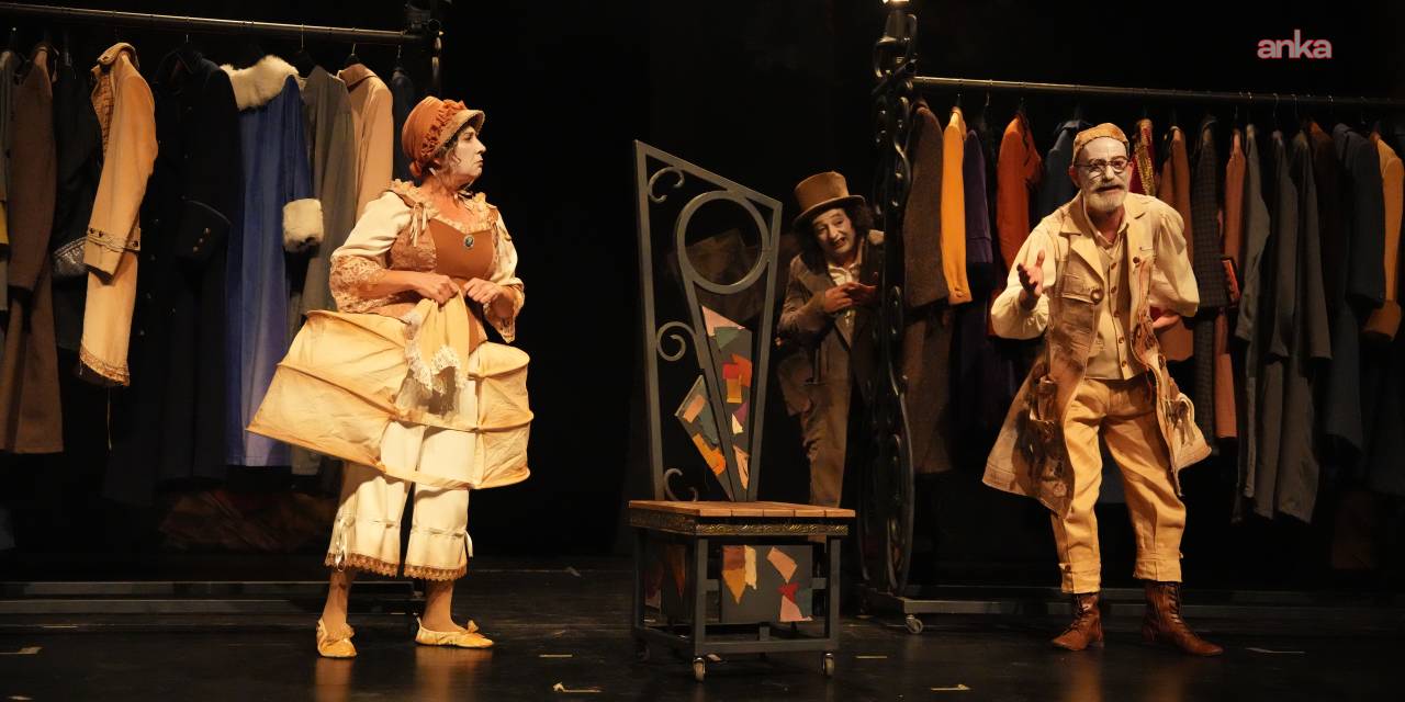 Alanya Belediye Tiyatrosu yeni sezona "Palto" ile merhaba dedi