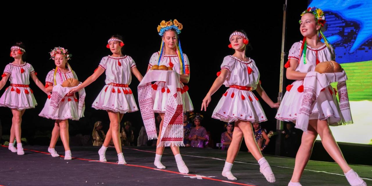 Halk dansları dünyası Manavgat'ta buluştu