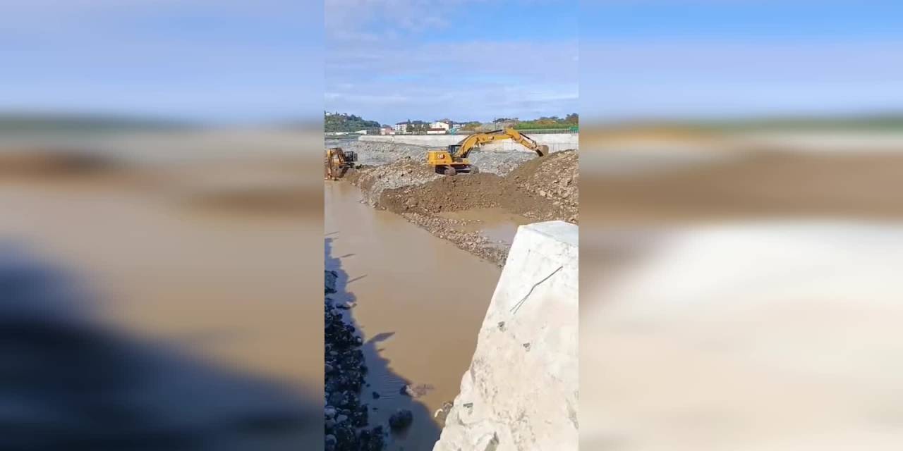 Artvin'de Kaprisre Deresi yolu tehlike oluşturuyor